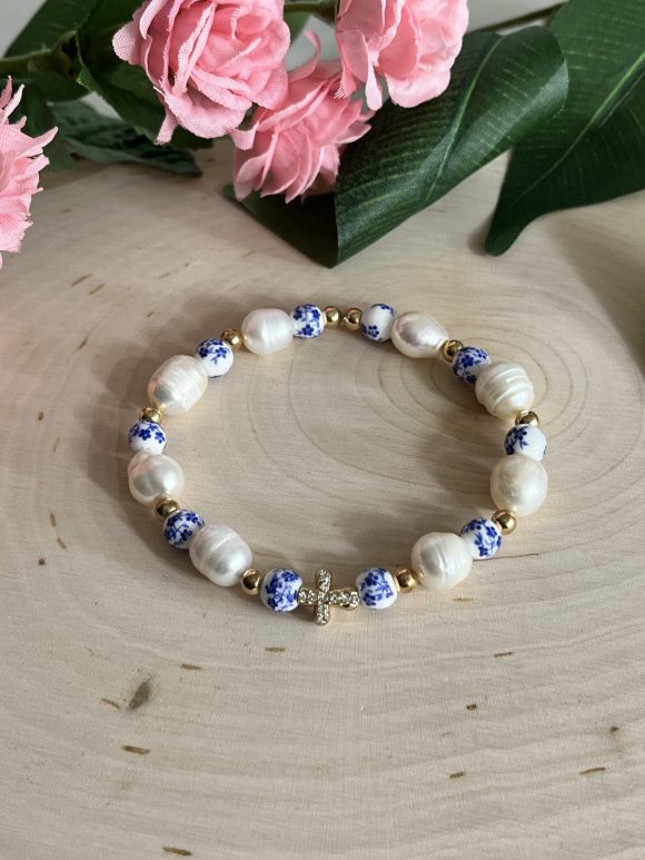 Floral pearl cross bracelet for Christian women – handmade faith jewelry with freshwater pearls and flower beads, religious gift idea