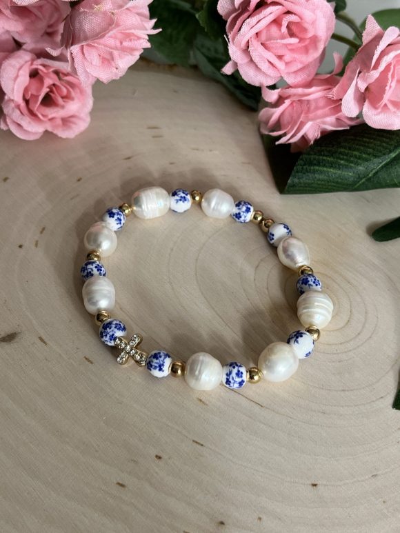 Floral pearl cross bracelet for Christian women – handmade faith jewelry with freshwater pearls and flower beads, religious gift idea