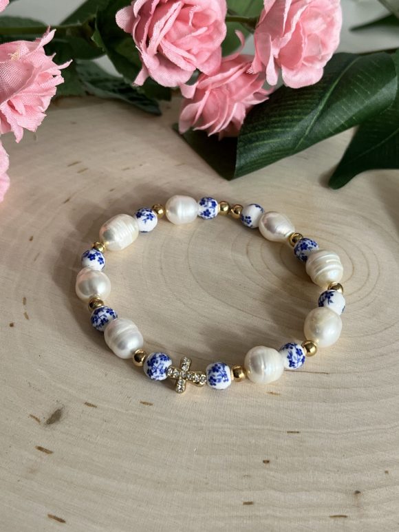Floral pearl cross bracelet for Christian women – handmade faith jewelry with freshwater pearls and flower beads, religious gift idea