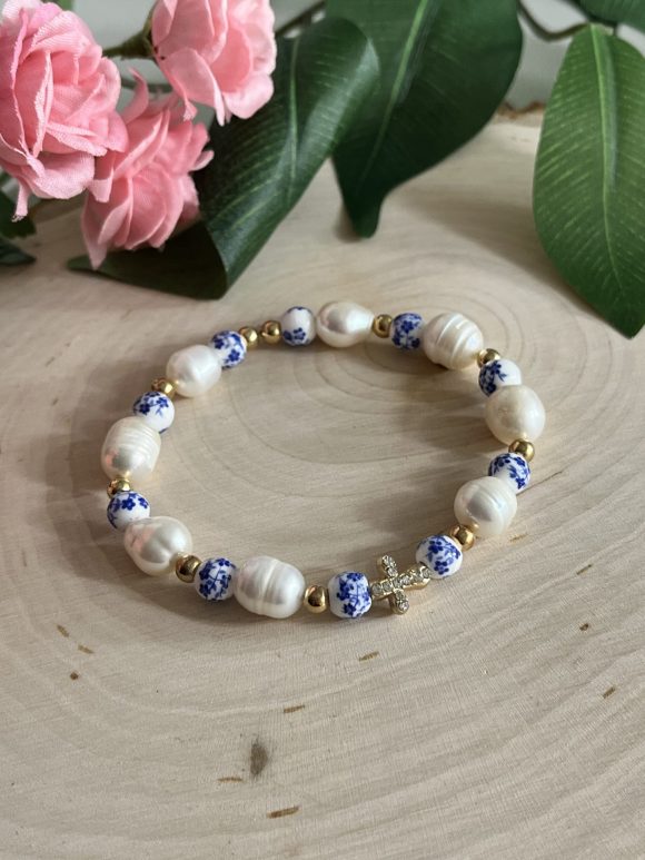 Floral pearl cross bracelet for Christian women – handmade faith jewelry with freshwater pearls and flower beads, religious gift idea